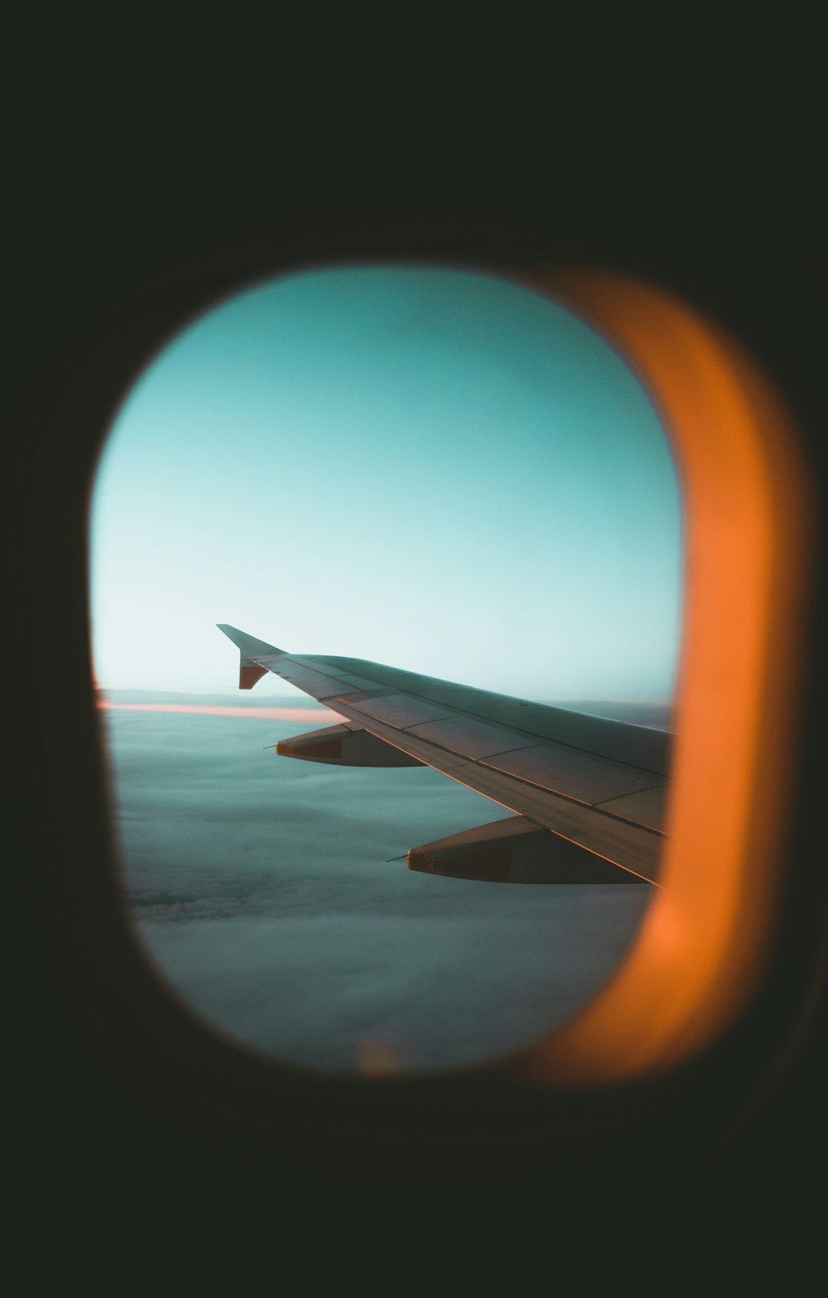 Vue d'une aile d'avion par le hublot